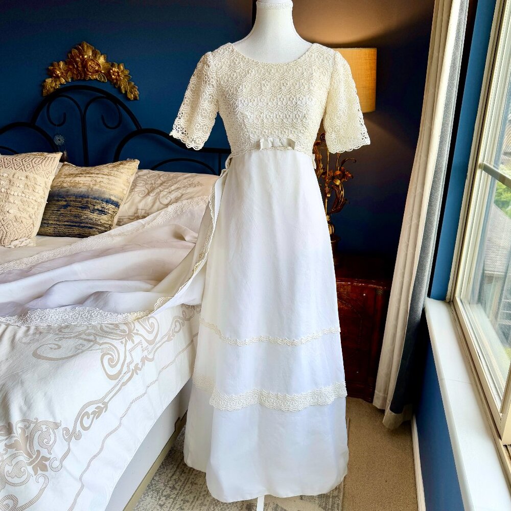 Vintage 1950s Wedding Dress and Removable Train - Picture 2 of 16